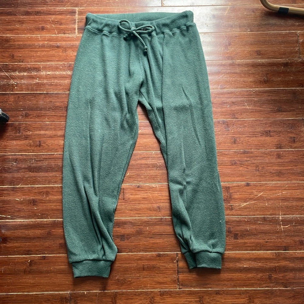 Perfect White Tee cropped jogger! Size XS … VERY GOOD CONDITION!